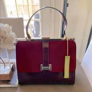 👜Gianni Bini pretty wine satchel comes with adjustable shoulder strap.